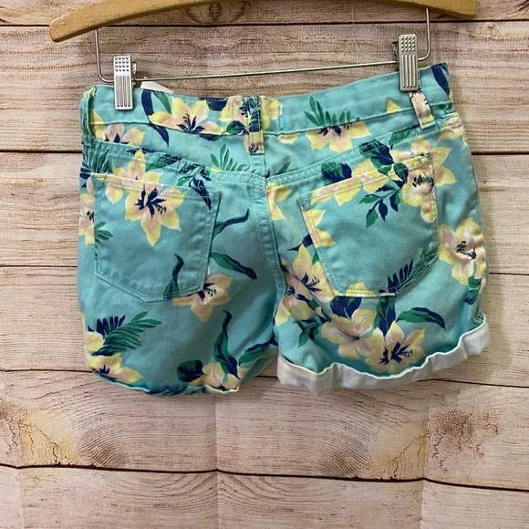 🔥 Old Navy Tropical shorts - Picture 3 of 3
